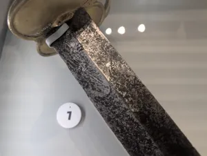 A closeup of the blade showing a crease where the rising
parts of the blade meet.
